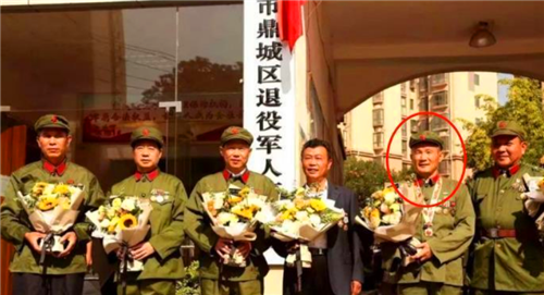 1979年，他拉响手榴弹与敌人同归于尽，炸死越军，自己却奇迹生还